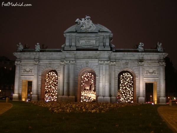 Puerta de Alcal� decorated for Christmas