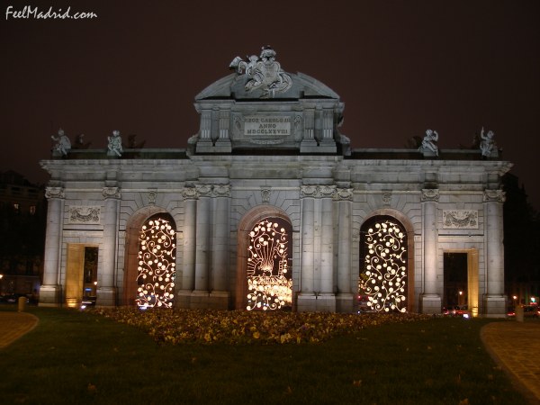 Puerta de Alcalá decorated for Christmas