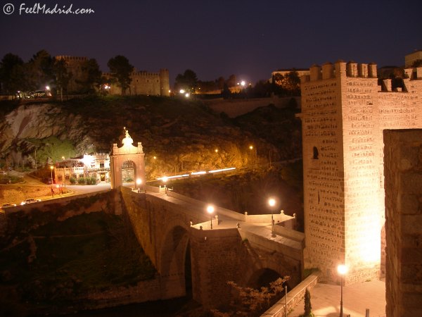The Bridge of Alcntara at night