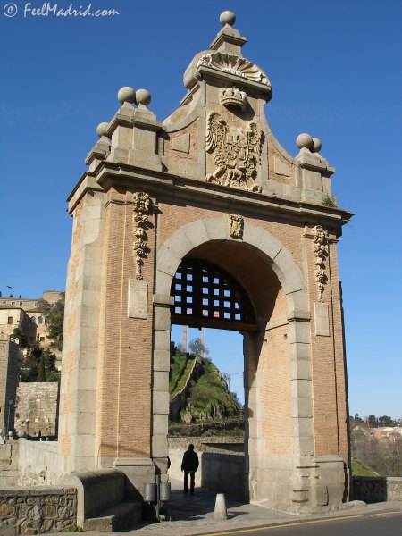 Entrance gate over Bridge of Alc�ntara, Toledo